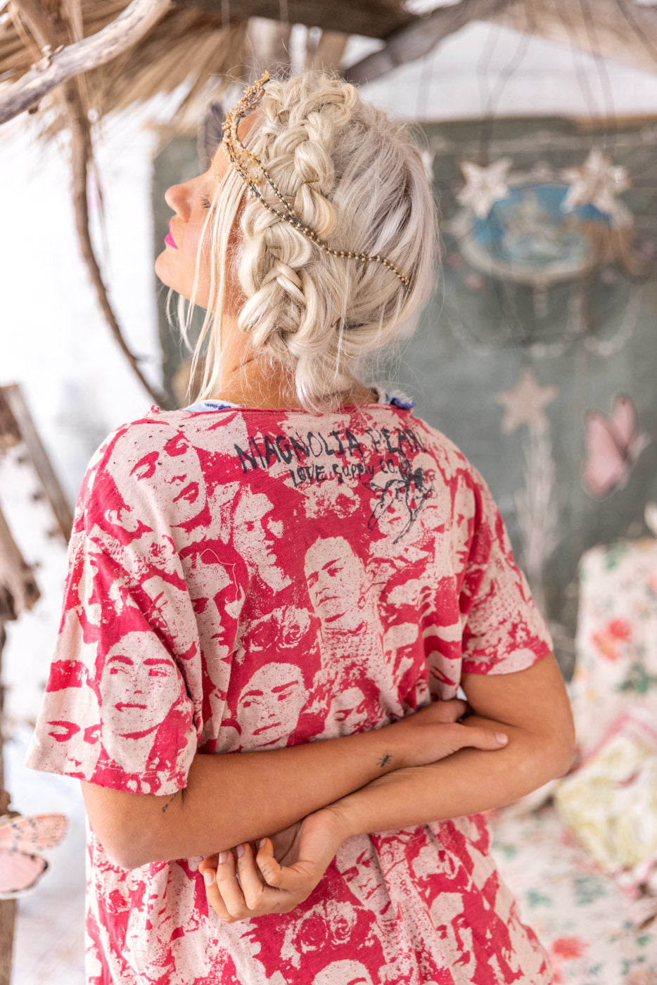 Magnolia Pearl Mural Frida Europa Tee